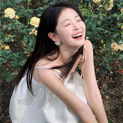坐在酒吧里吃蛋糕